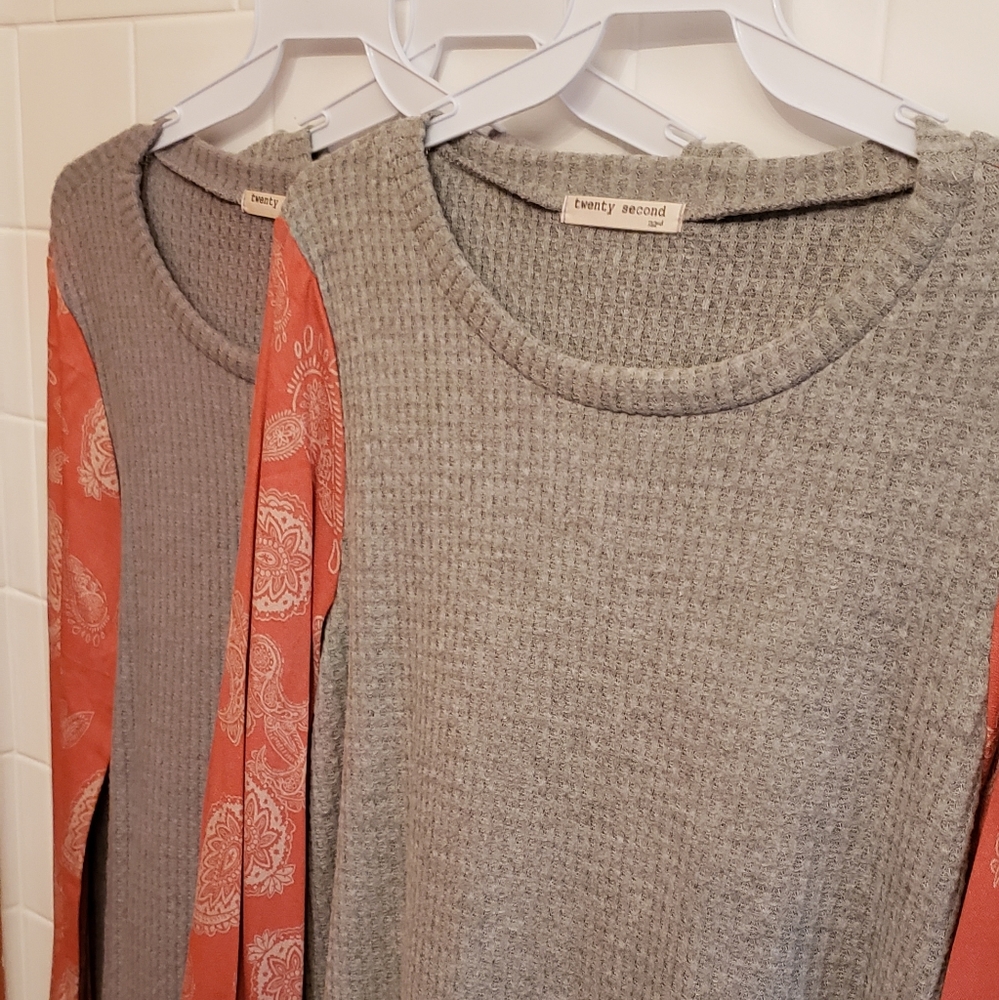 Waffle knit, gathered wrist paisley print sleeve.